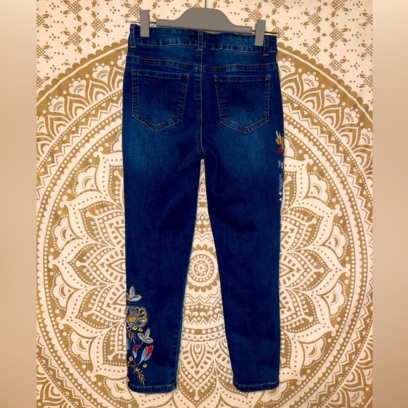 LADIES “SANDPIPER” BEAUTIFUL DARK WASH PAIR OF JEANS, FLORAL APPLIQUÉS, SIZE 4P - Picture 4 of 5